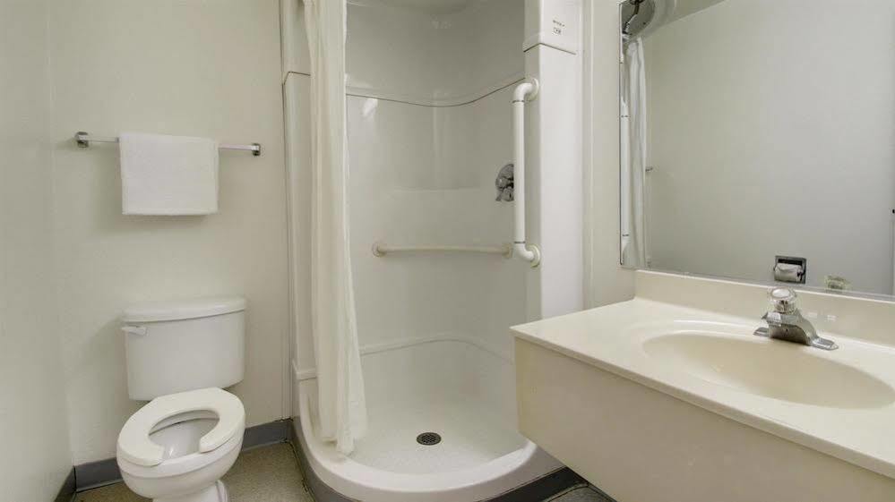 Red Carpet Inn Louisville North -Jeffersonville In Экстерьер фото